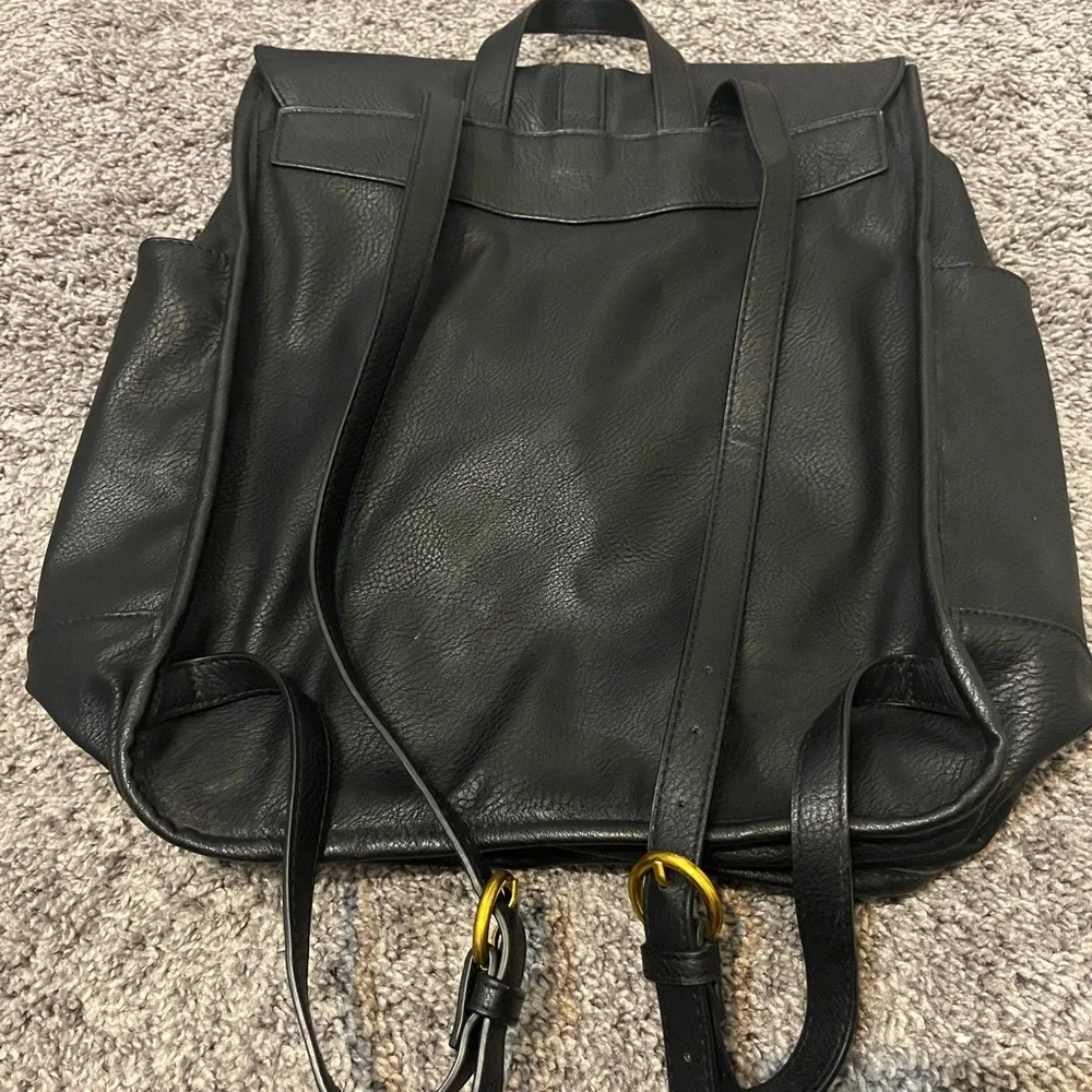 Classic Black Backpack - Sleek Everyday Carry - Picture 2 of 4